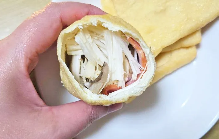 『油揚げのきのこ巾着』を作る写真（撮影：キジカク）