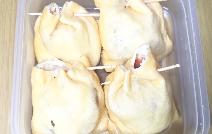 『油揚げのきのこ巾着』を作る写真（撮影：キジカク）