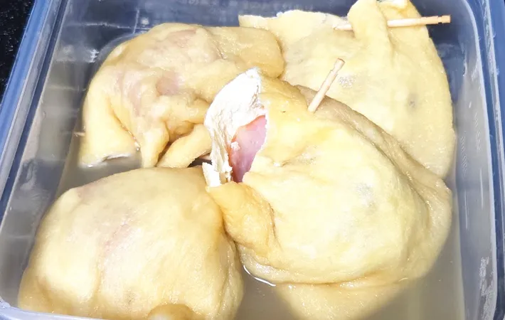 『油揚げのきのこ巾着』を作る写真（撮影：キジカク）