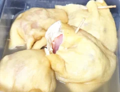 『油揚げのきのこ巾着』を作る写真（撮影：キジカク）