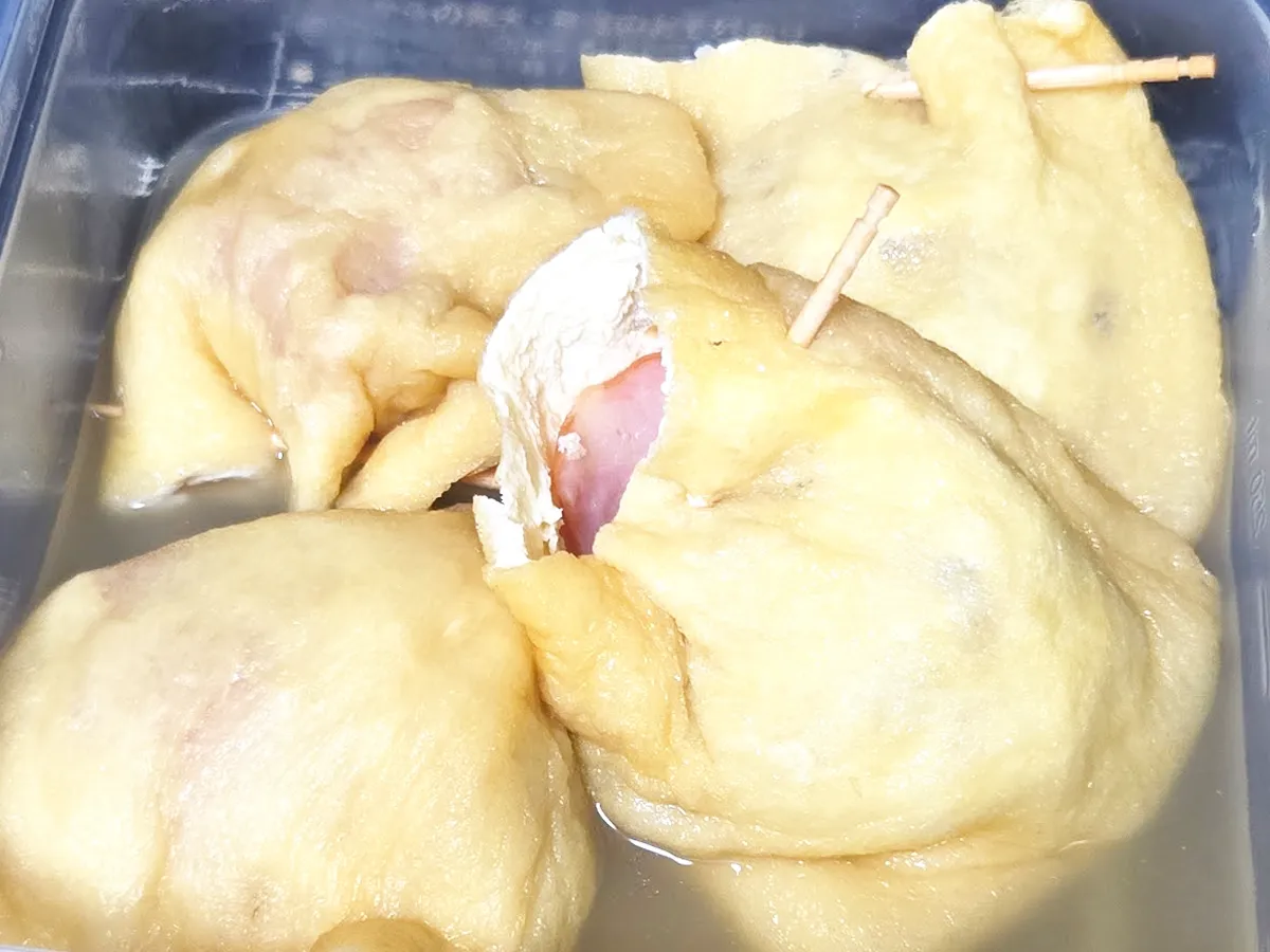 『油揚げのきのこ巾着』を作る写真（撮影：キジカク）