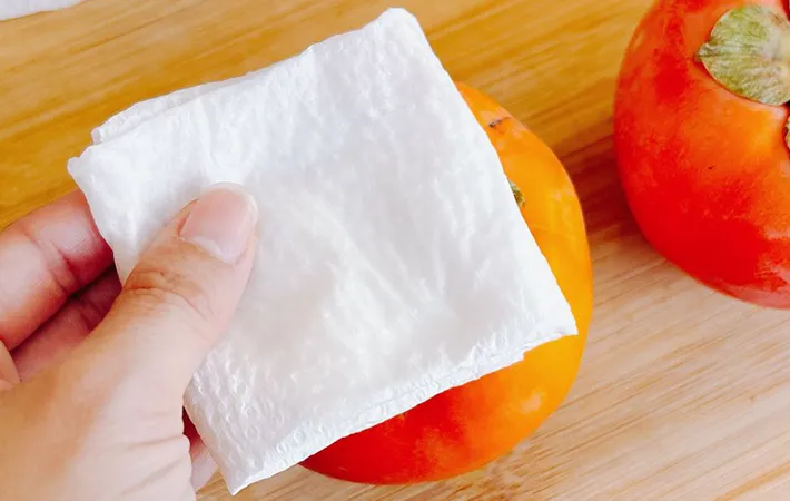 柿にキッチンペーパーをのせる写真（撮影：キジカク）