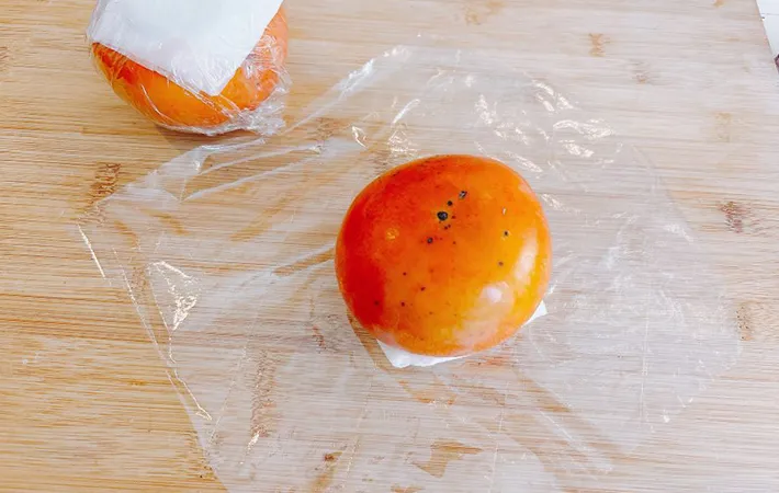 柿をラップで包む写真（撮影：キジカク）