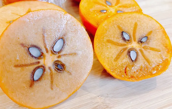 切った柿を並べた写真（撮影：キジカク）