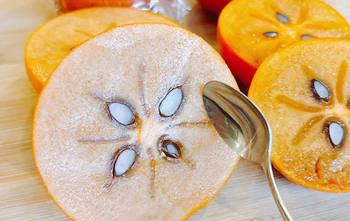 柿をスプーンでたたく写真（撮影：キジカク）