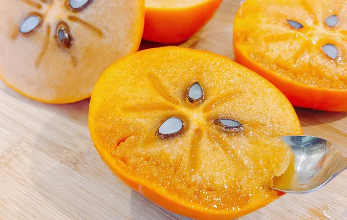 柿をスプーンですくう写真（撮影：キジカク）