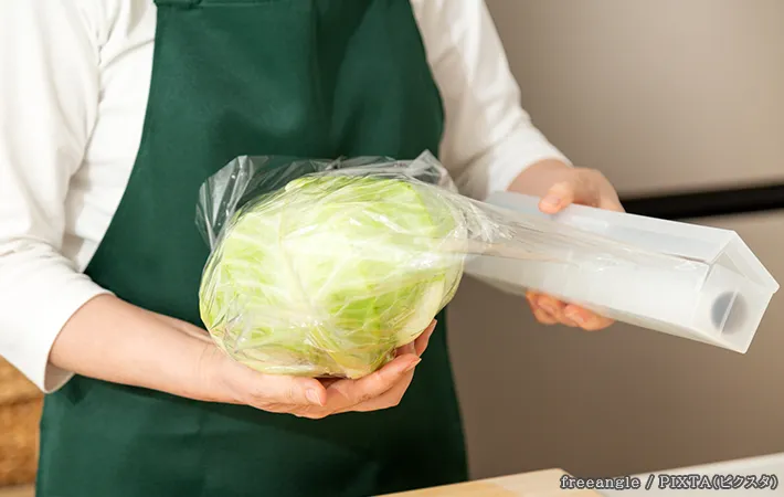 キャベツとラップの写真