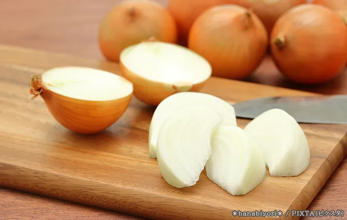 まな板とタマネギの写真