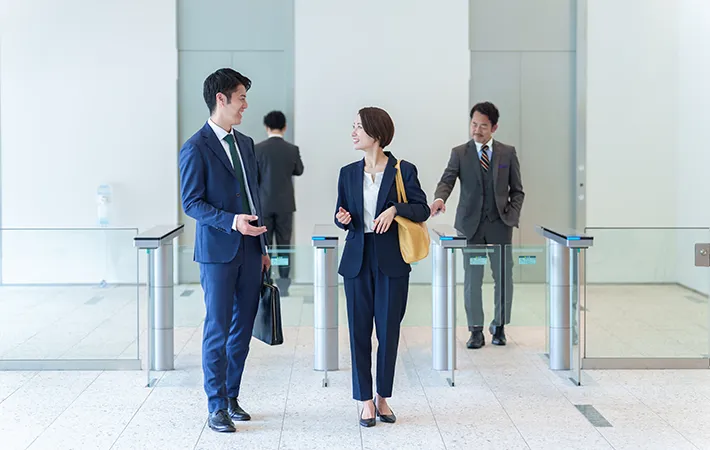 退勤するビジネスマンの写真