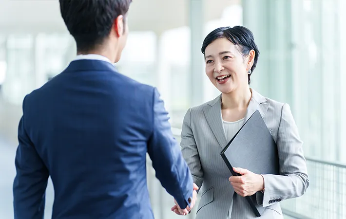 握手をするビジネスマンの写真