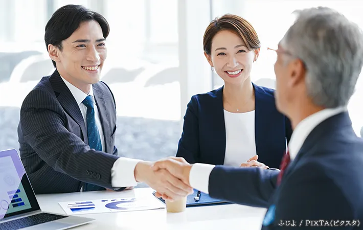 握手をする人の写真