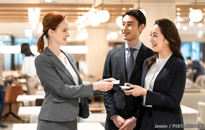 名刺交換をする人の写真