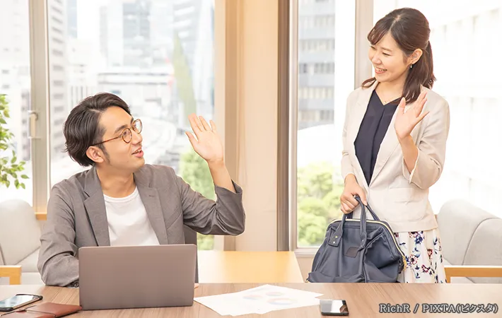手をあげている男女の写真