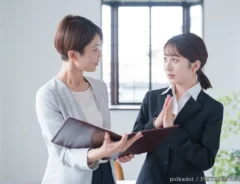 お願いをする人の写真