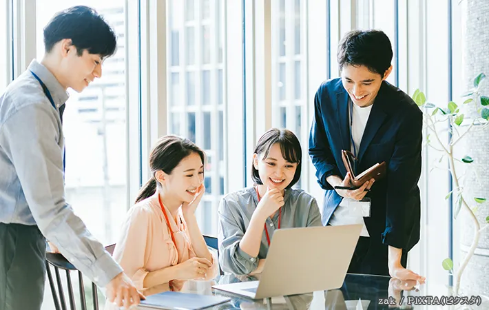 仕事をする男女の写真