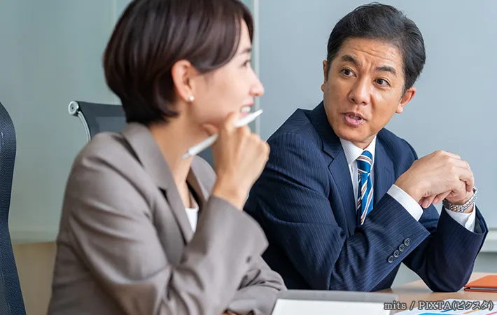 仕事をする男女の写真