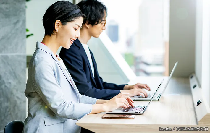 仕事をする男女の写真