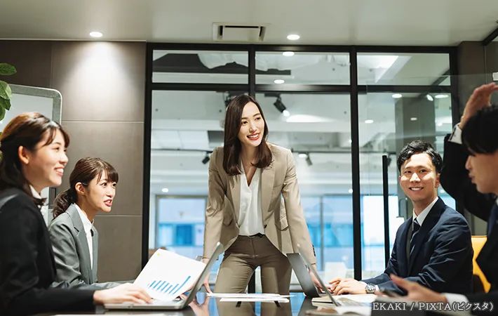 仕事をする人の写真