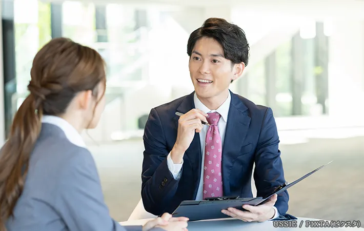 仕事をする男女の写真