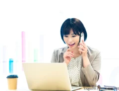 電話をする女性の写真