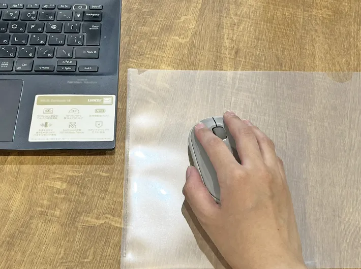 マウスパッドとして使用中のクリアファイルの写真（撮影：grape編集部）