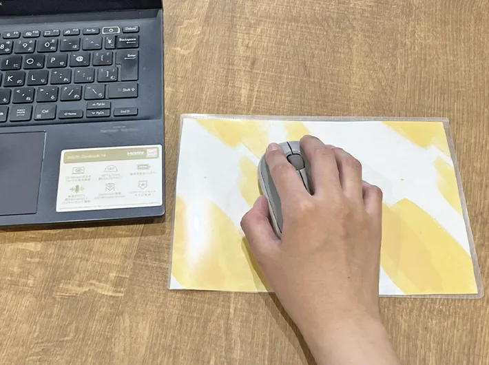クリアファイルで作ったマウスパッドの写真（撮影：grape編集部）