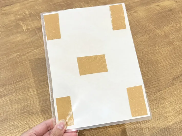 布製テープを貼ったクリアファイルの写真（撮影：grape編集部）