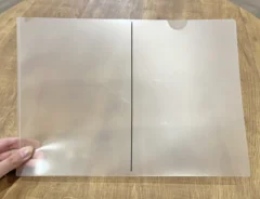 線を引いたクリアファイルの写真（撮影：grape編集部）