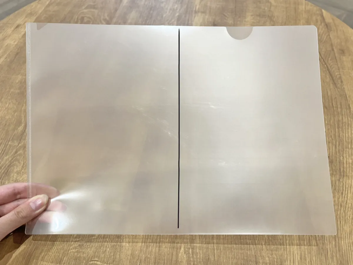 線を引いたクリアファイルの写真(撮影:grape編集部)