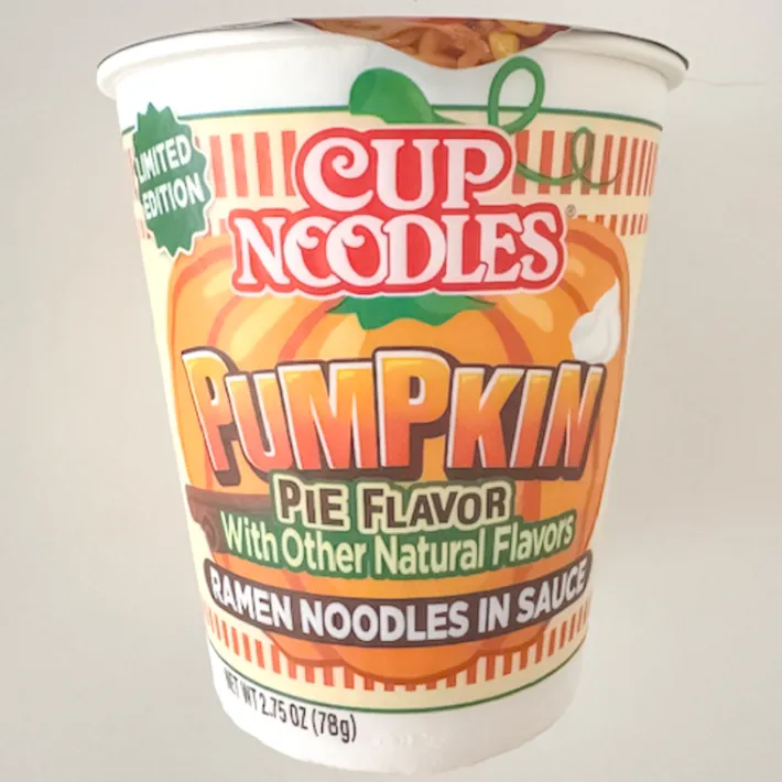 『カップヌードル　パンプキンパイ味』の写真（撮影：grape編集部）