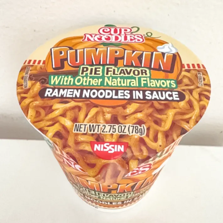 『カップヌードル　パンプキンパイ味』の写真（撮影：grape編集部）