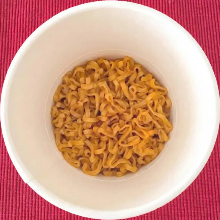 『カップヌードル　パンプキンパイ味』の写真（撮影：grape編集部）