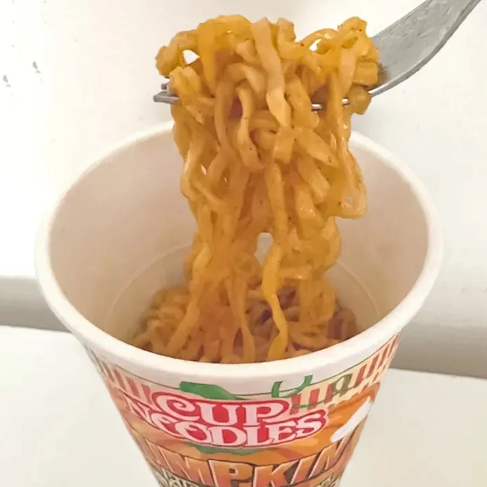 『カップヌードル　パンプキンパイ味』の写真（撮影：grape編集部）
