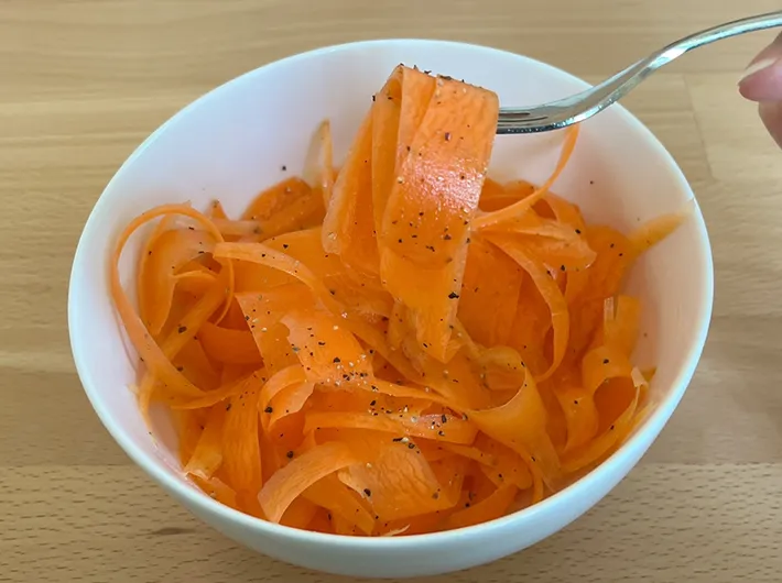 ニンジンのリボンサラダの写真（撮影：grape編集部）