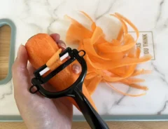 ピーラーで削っているニンジンの写真（撮影：grape編集部）