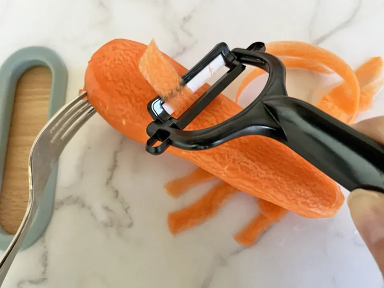 ピーラーで削ったニンジンの写真(撮影:grape編集部)