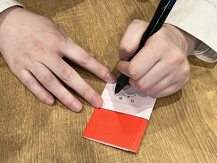 サンタに顔を書く写真