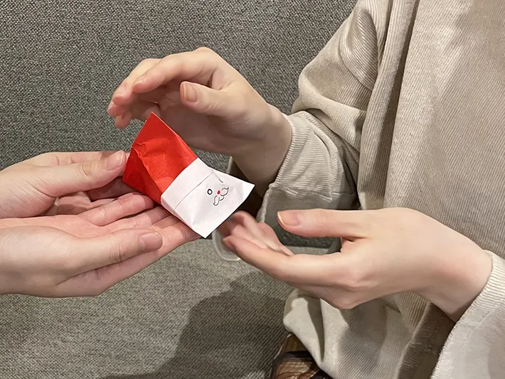 プレゼントを渡す写真（撮影：grape編集部）