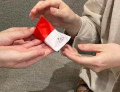 プレゼントを渡す写真(撮影:grape編集部)