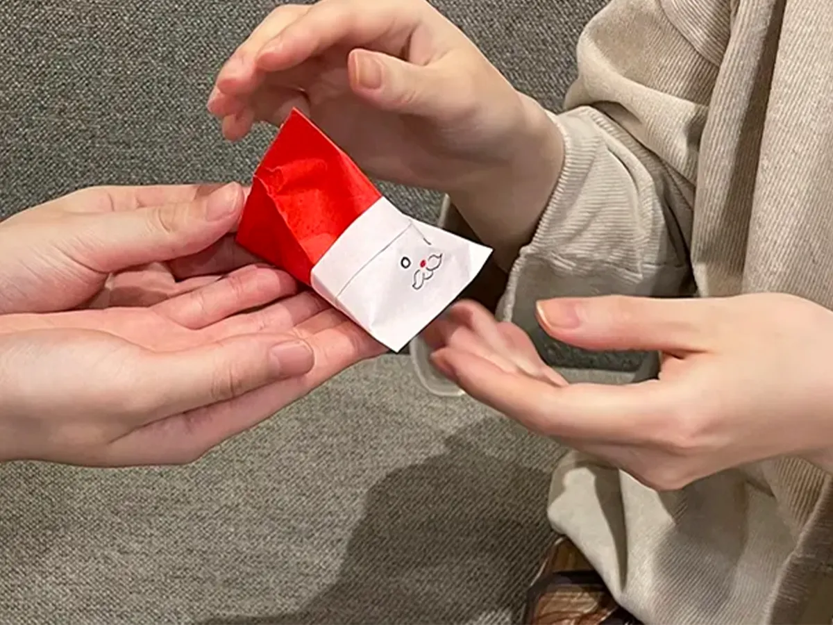 プレゼントを渡す写真（撮影：grape編集部）