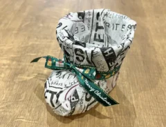 紙コップで作ったクリスマスブーツの写真（撮影：grape編集部）