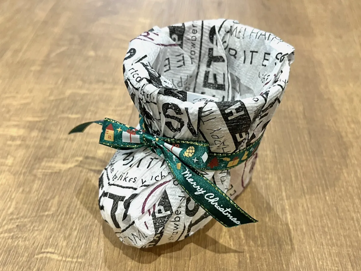 紙コップで作ったクリスマスブーツの写真（撮影：grape編集部）