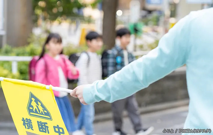 横断歩道を渡る子供の写真