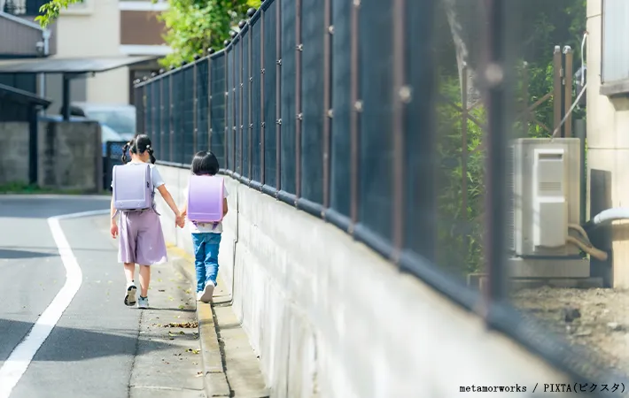 通学路を歩く子供のイメージ写真