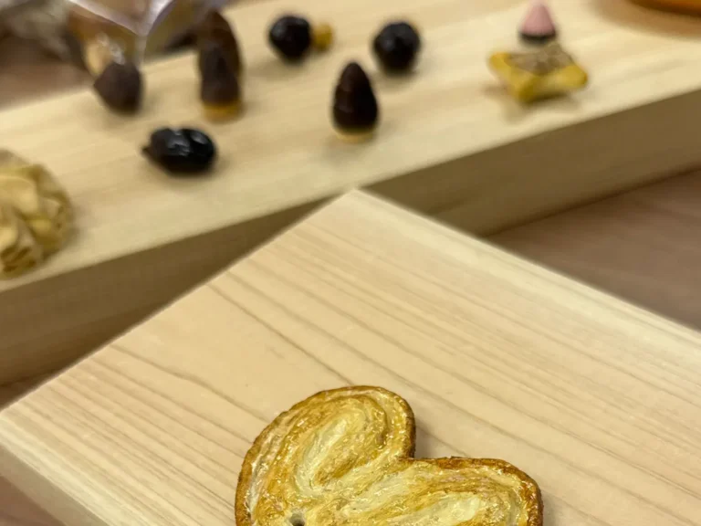 木彫りの源氏パイ写真