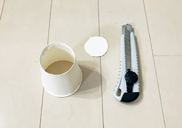 紙コップ、カッター（撮影：grape編集部）