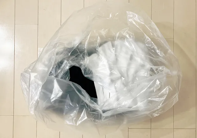 ゴミ袋と洋服（撮影：grape編集部）