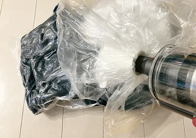 ゴミ袋と洋服、掃除機（撮影：grape編集部）