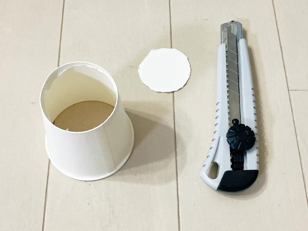 紙コップ、カッター（撮影：grape編集部）