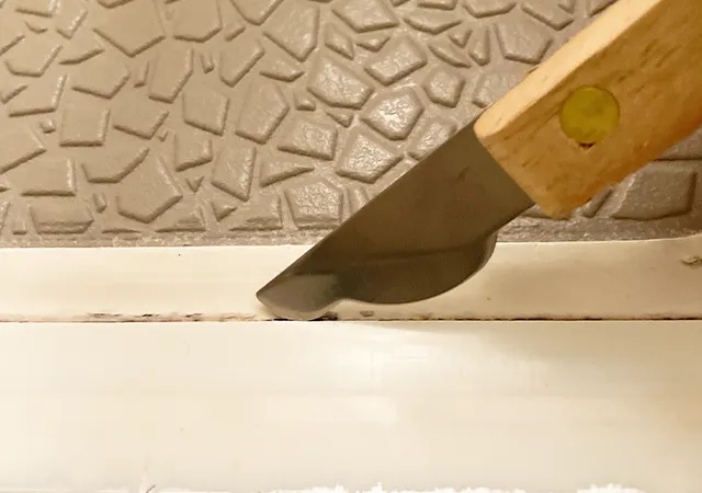 ドアの隙間の黒い水アカ（撮影：grape編集部）